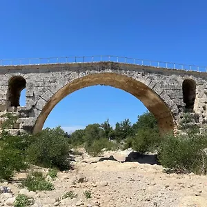 https://la-maison-dhelene-antoine-bonnieux-xii-sicle.fr-provencehotel.com